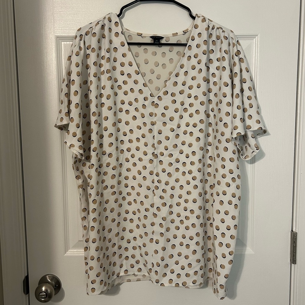 Ann Taylor Mixed Media Dot V-neck Top, XXL‎